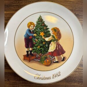 Avon 1982 Christmas Memories Plate